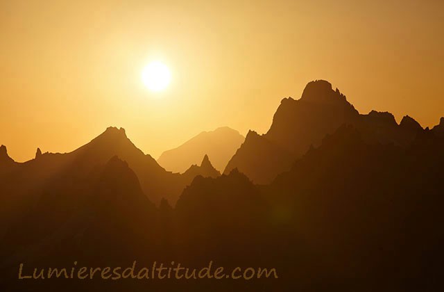 Aube jaune sur l'aiguille de Leschaux