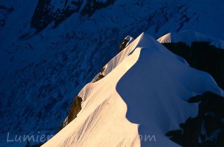 Premieres lumieres sur l'arete Midi-Plan