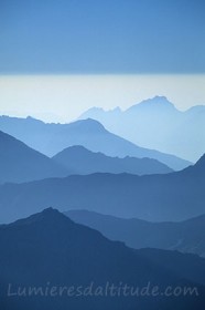 Aube bleu sur les Alpes Suisse