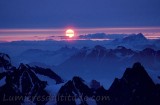 Lever de soleil sur L'aiguille de Leschaux et les Alpes Suisses