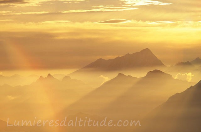 Aube jaune sur les Alpes Suisses depuis les Courtes