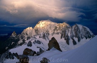 Aube orageuse sur le Mont-Blanc