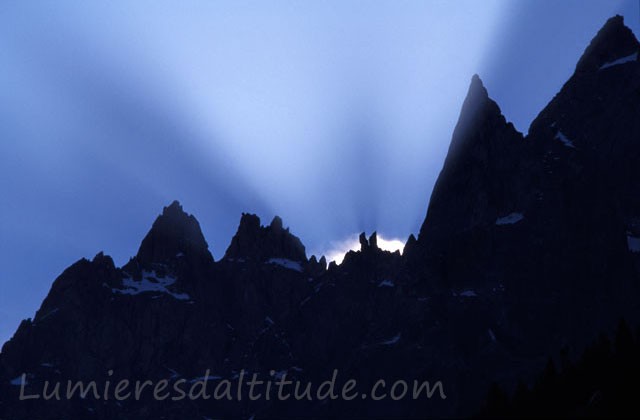 Le soleil pointe derriere les aiguilles de Chamonix