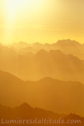 Aube jaune sur les cretes des Alpes Suisses 