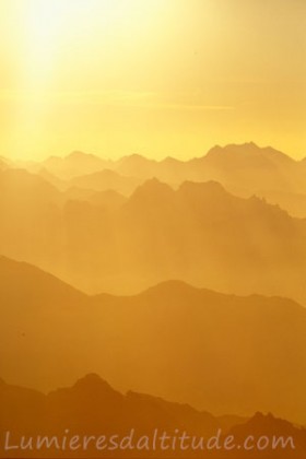 Aube jaune sur les cretes des Alpes Suisses