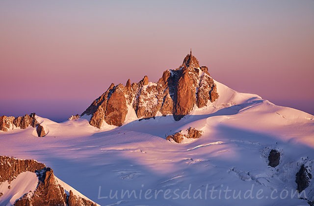 Aube mauve sur l'aiguille du Midi