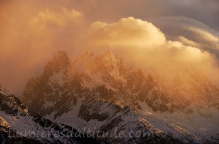 Vent de foehn sur les aiguilles de Chamonix au couchant