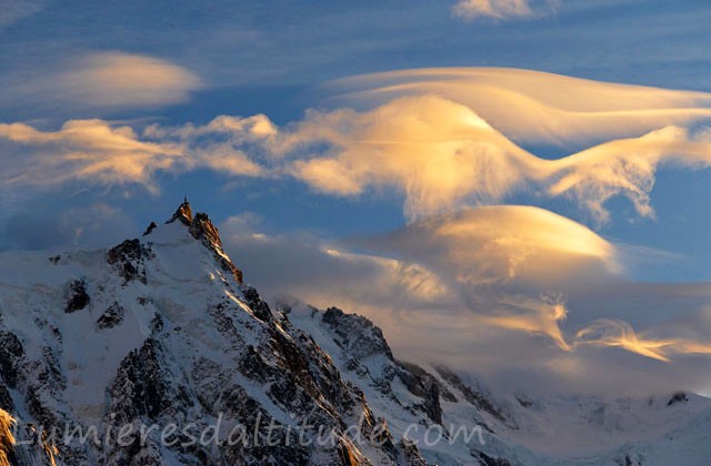 Les ondes au couchant sur l'aiguille du Midi