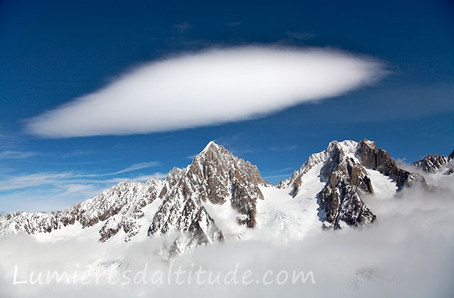 Nuage lenticulaire sur les aiguilles du Chardonnet et d'Argentiere 