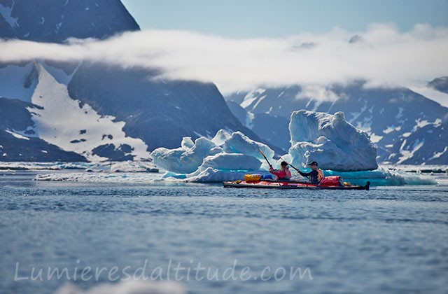 Groenland, Kulusuk, kayak de mer dans le fjord Angmassalik