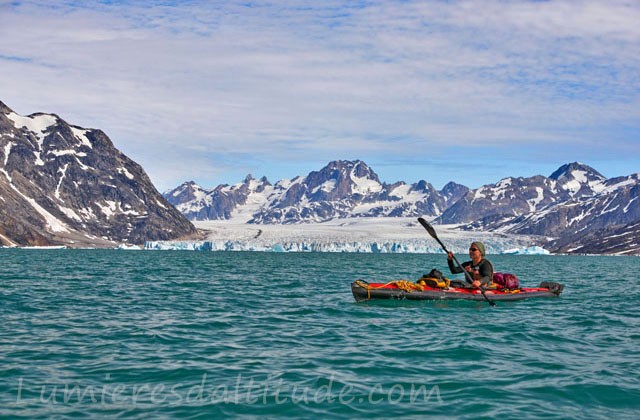 Groenland, kayak de mer dans le fjord Sermiligaq
