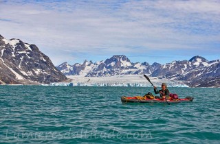 Groenland, kayak de mer dans le fjord Sermiligaq 