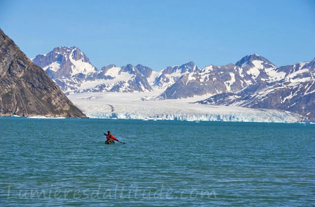 Groenland, kayak de mer dans le fjord Sermiligaq