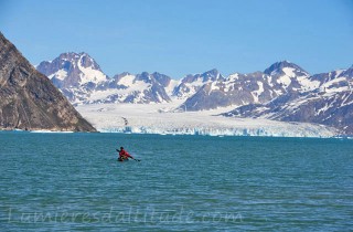 Groenland, kayak de mer dans le fjord Sermiligaq 