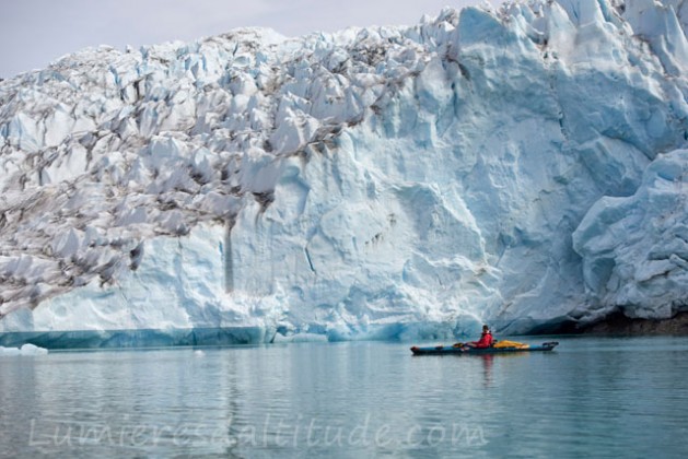 Groenland, kayak de mer dans le fjord Sermiligaq