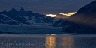 Groenland, coucher de soleil sur le glacier Karale