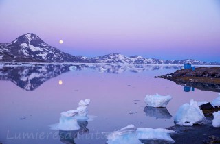 Groenland, lever de lune et cabane de pecheur, fjord Angmassalik