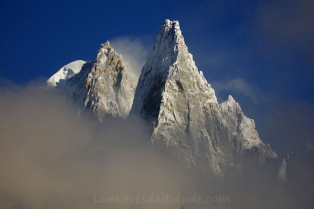 Derrière les nuages