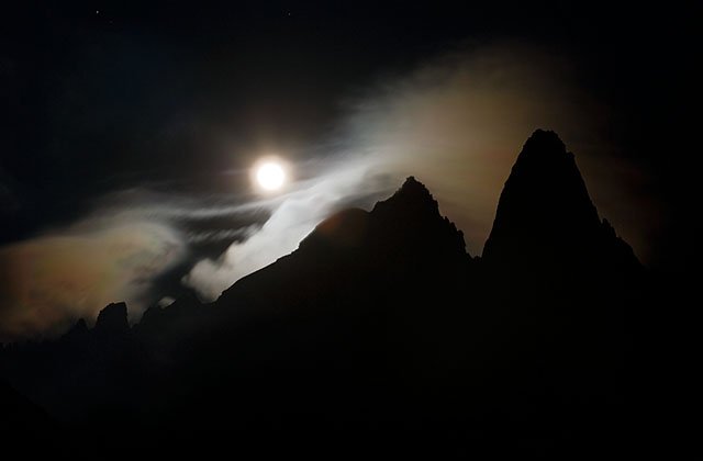 Moon rise on the aiguille Verte