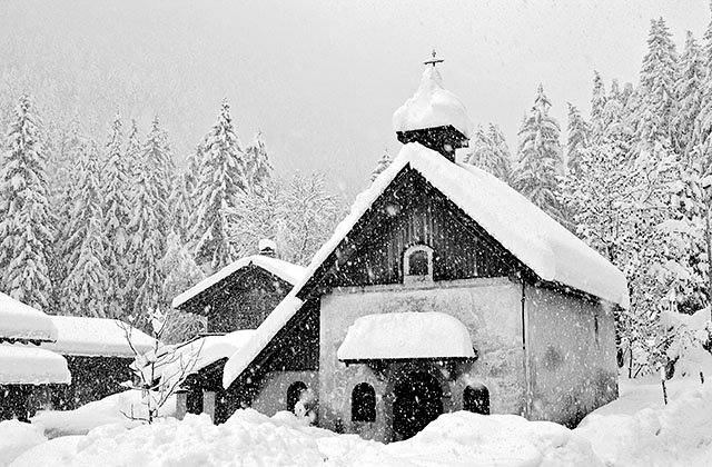 La chapelle des Tines sous la neige