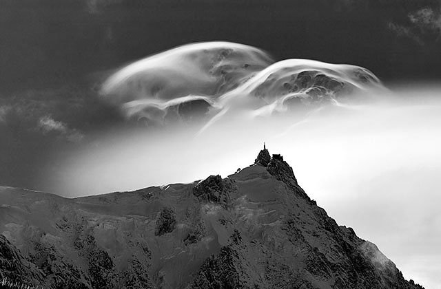 Les ombrelles sur l'aiguille du Midi