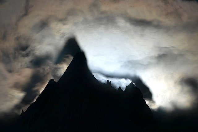 Moon rise on aiguille de Blaiti�re