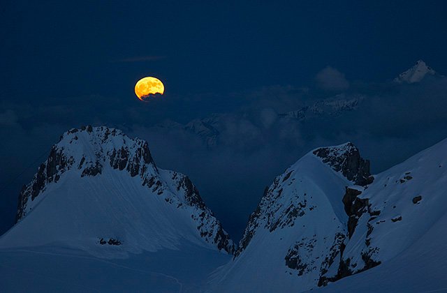 Moon rise on the aiguille de Toule