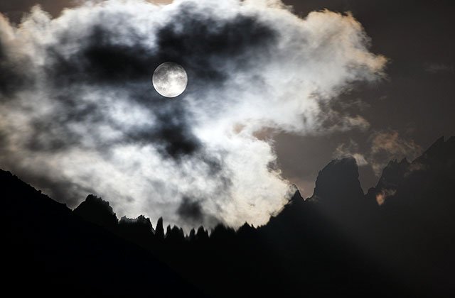 Moon rise on the Grands Montets ridge